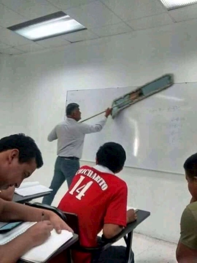 Ovaj profesor se sjetio kako brže obrisati ploču.
