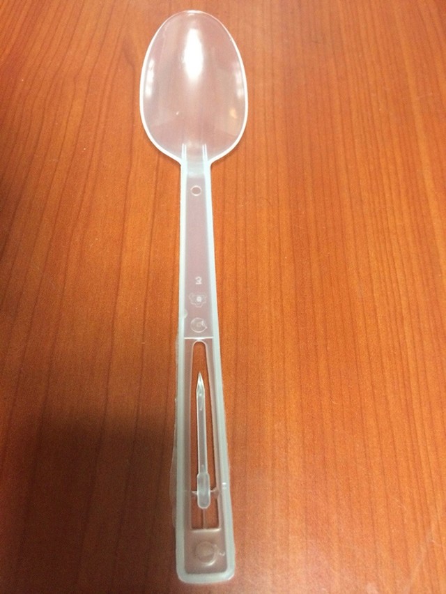 Ova plastična žlica ima "ugrađenu" čačkalicu...