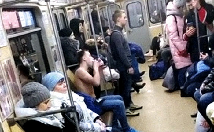 Putnici su u javnom prijevozu primijetili jednog lika koji usput odlučio obaviti još nešto