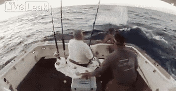 Pogledajte što je jedan ribar učinio nakon što je ogromna riba "ulovila sama sebe"