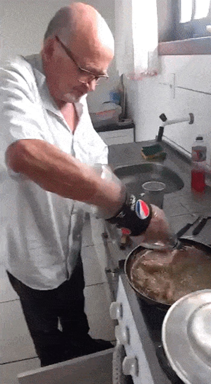 Stariji muškarac otkrio je genijalan trik zbog kojeg nikad ne sprži ruku dok kuha