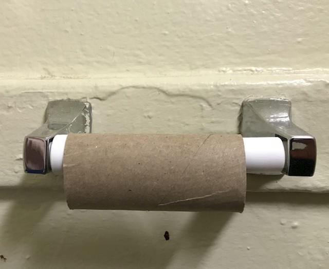 Dok je bio kod prijateljice, morao je na WC (velika nužda), a onda je primijetio da nema WC papira.