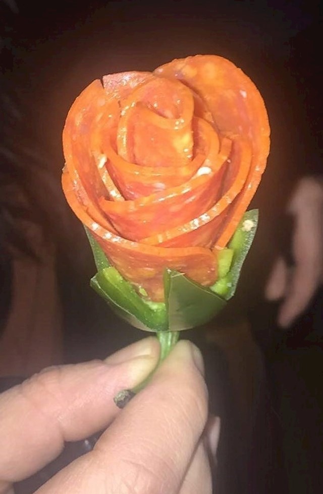 "Kuhar mi je u restoranu dao ovu ružu koju je napravio od rezane kobasice i paprike."