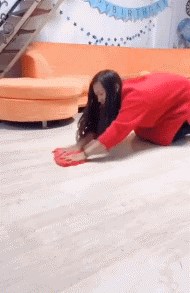 Pas je ženi uzeo krpu dok je čistila pod pa joj pokazao kako se to radi