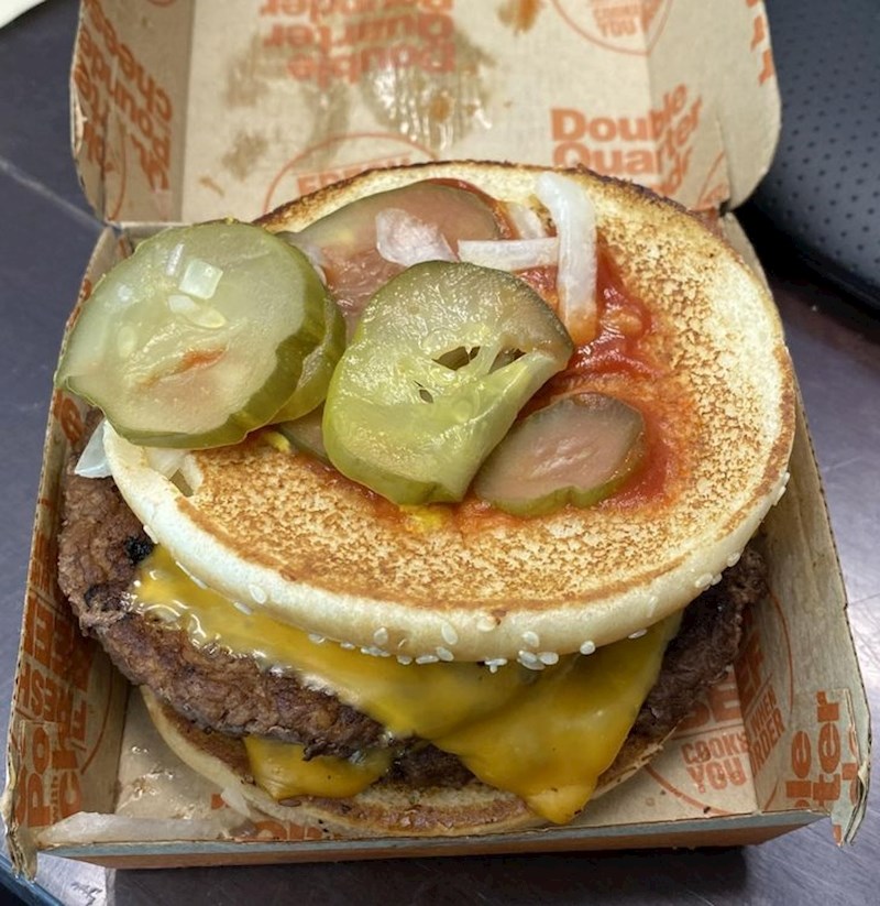 Radnik u kuhinji nije dobro složio burger.
