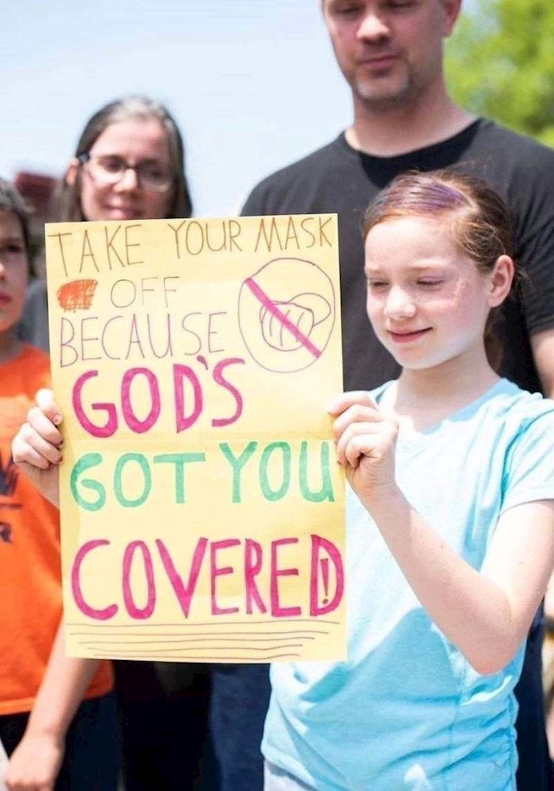 "Skinite svoju masku jer vas Bog čuva."