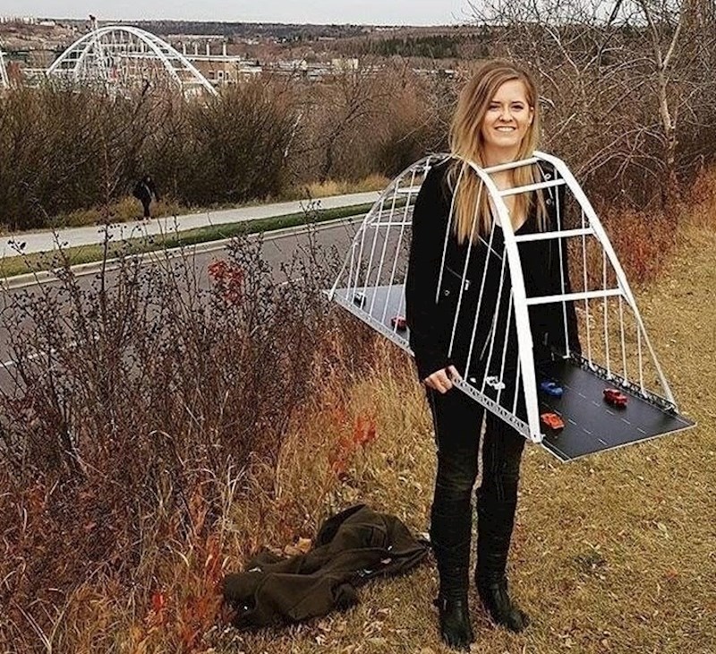 Zbog čega se ova žena pretvorila u most?