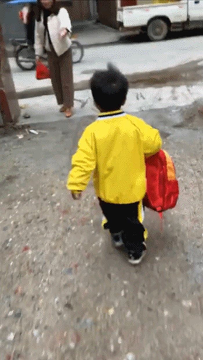 Dječačić se s mamom vraćao iz škole, nasmijat ćete se kad vidite što je učinio ispred kontejnera