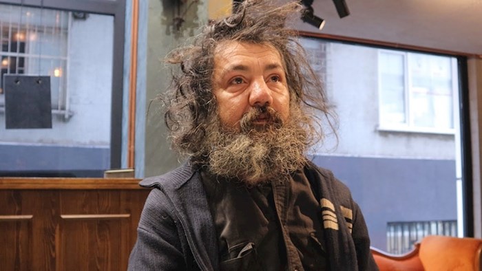 VIDEO Beskućnika je pozvao u salon, pola sata kasnije izgledao je kao pravi gospodin