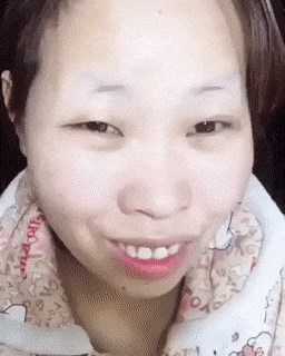 ZABRINJAVAJUĆA MOĆ ŠMINKE Pogledajte kako je izgledala nakon što je stavila "žbuku" na lice!