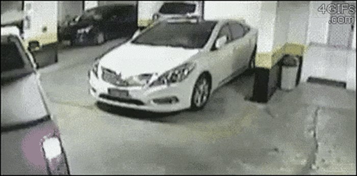Čovjek nije mogao normalno ući u parkirno mjesto, nadzorna kamera je snimila njegovo "rješenje"