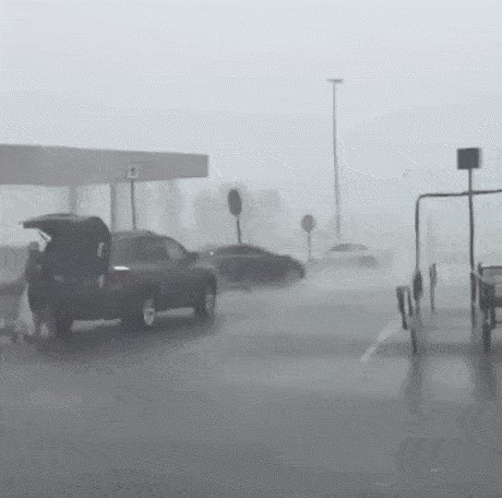 Ovog starijeg gospodina ni orkanske oluje ne mogu spriječiti da u miru obavi shopping