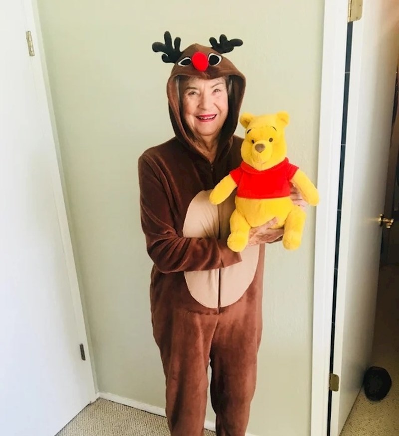 "Moj 89-godišnji djed je danas slikao kako je obukao svoju 90-godišnju partnericu."