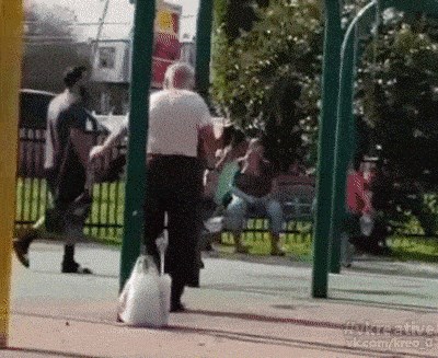 Starac se pokušao na trenutak vratiti u djetinjstvo, no ljuljanje nije završilo onako kako je htio