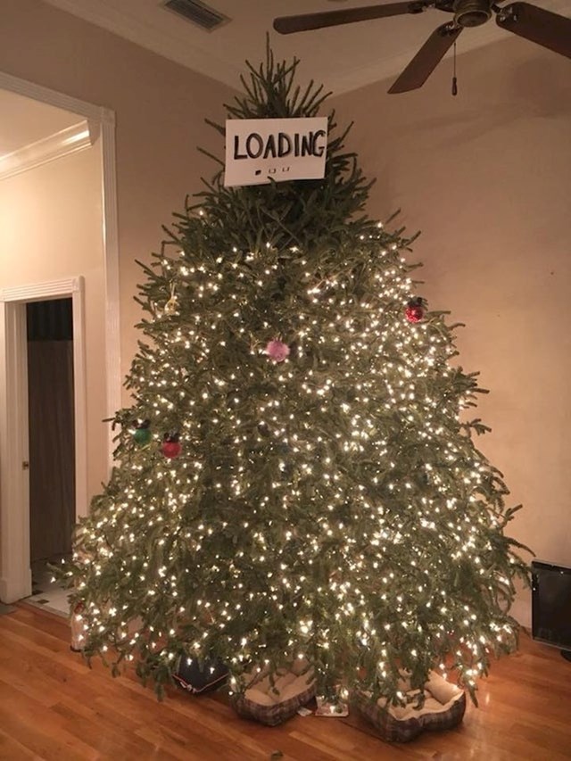 Nisu imali dovoljno lampica za božićno drvce pa su dodali natpis "Učitavanje..."