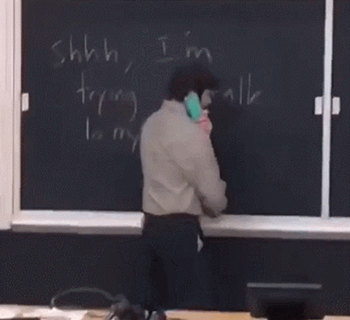 Profesor je uzeo mobitel u ruke pa na ploči napisao rečenicu koja je nasmijala njegove učenike