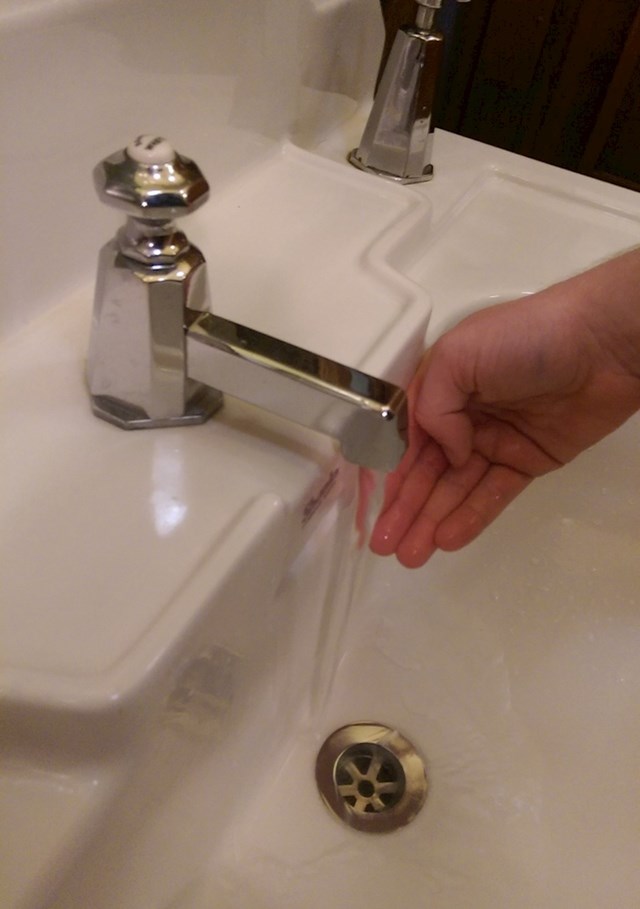 Neće biti lako oprati ruke u ovom umivaoniku.