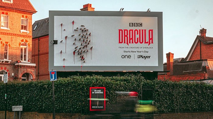 U Engleskoj su postavili genijalne plakate koji imaju smisla tek nakon što padne mrak