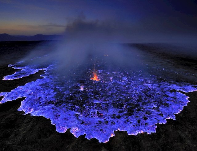 Plava lava izlazi iz vulkana u Indoneziji.