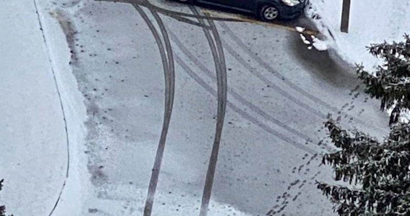 Smijali su se kad su vidjeli kako je netko parkirao auto, tragovi u snijegu su sve otkrili