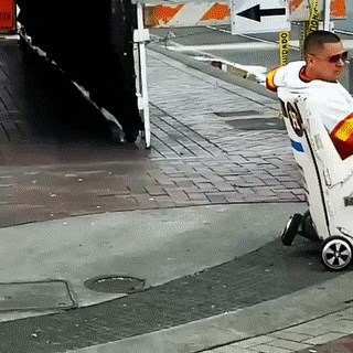 Lik je kupio hoverboard i fotelju pa napravio vozilo zbog kojeg mu se svi okreću na ulici