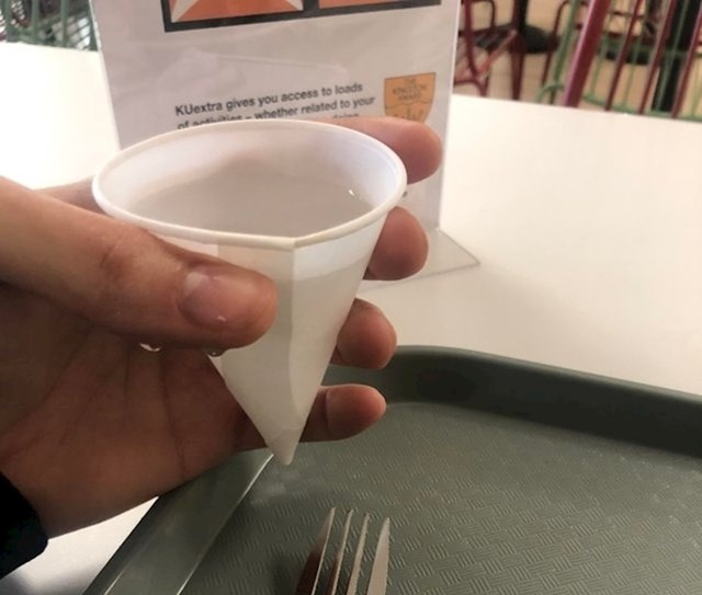 Studentski restoran je obične čaše zamijenio ovakvima. Studenti su morali držati svoje piće dok jedu.
