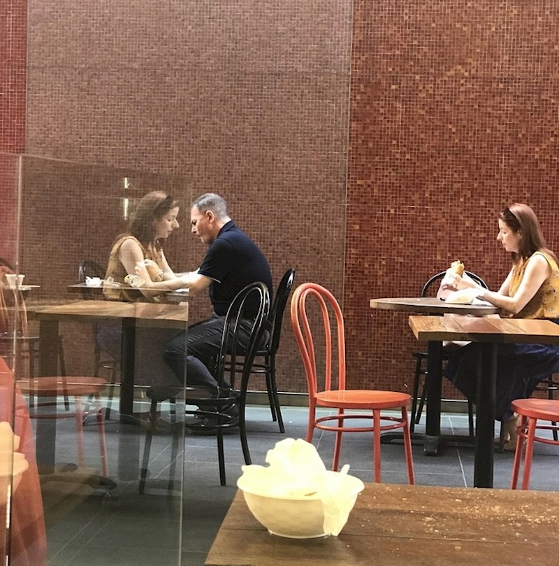 Ova ljubavna priča se dogodila samo u odrazu na staklu.