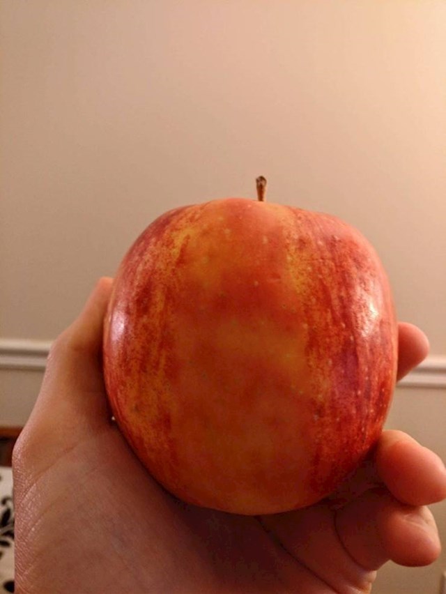 Ova jabuka je imala mutni dio, izgledalo je kao da se slika nije dobro učitala.