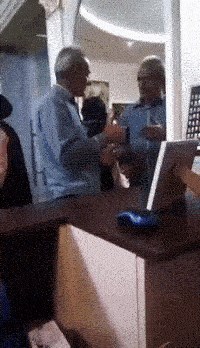 Stariji gospodin se napio na zabavi, umalo se potukao s vlastitim odrazom u ogledalu