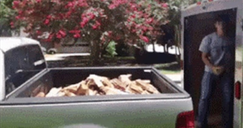 Trebao je utovariti drva u prikolicu, no onda mu se dogodila jako glupa nezgoda