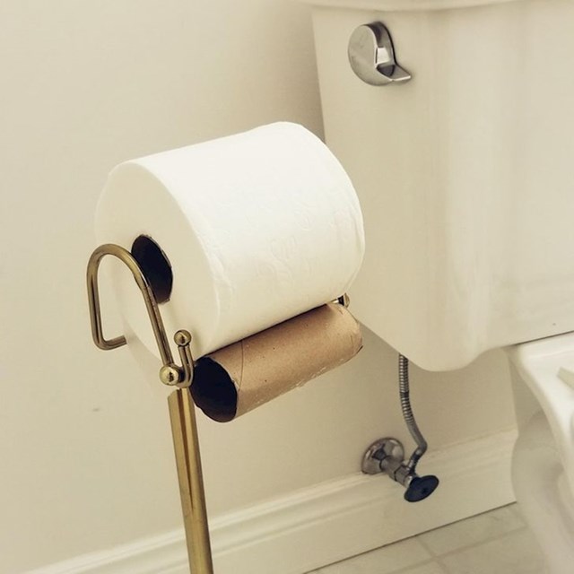 Nekim ljudima je stvarno jako teško maknuti korišteni kartonski dio WC role.