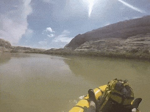 ŠTO JE OVO?! Lik je sjedio u gumenjaku pa ugledao nešto što nikako nije znao objasniti