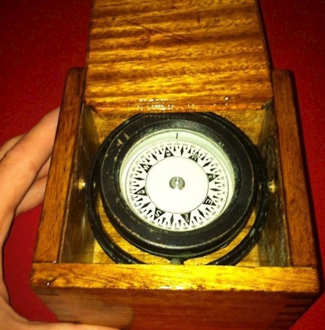 "Moj djed je ovo poklonio tati kad je bio u srednjoj školi. Kompas je kasnije koristio kako bi se kao pomorac snalazio u magli. Danas je kompas poklonio meni, kako bih napredovao u životu u dobrom pravcu."