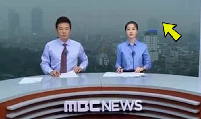 Začudit ćete se kad vidite kako ova korejska televizija snima vijesti, slika izdaleka otkriva čudan detalj