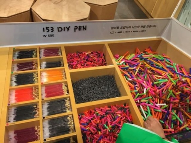 U ovoj trgovini možete sastaviti vlastitu kemijsku olovku po vašim željama.
