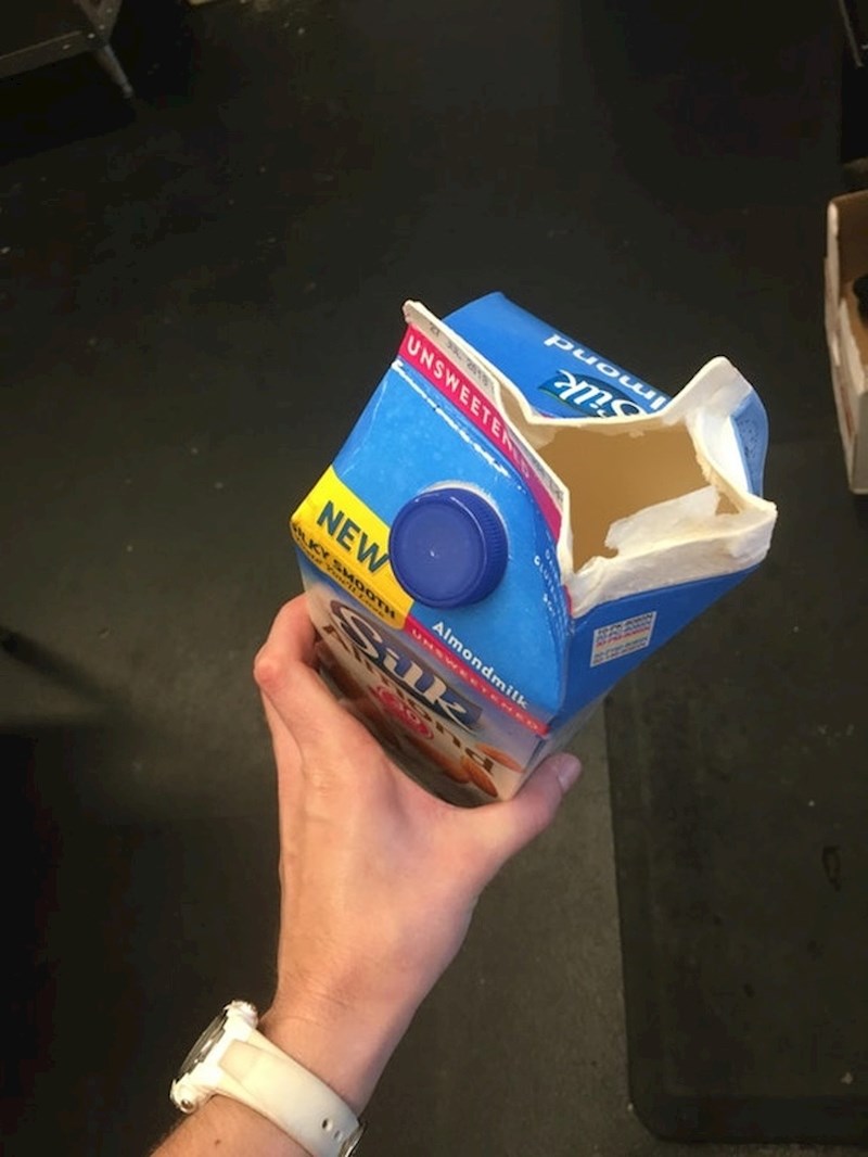 Zar stvarno postoje ljudi koji ovako otvaraju tetrapak s čepićem?