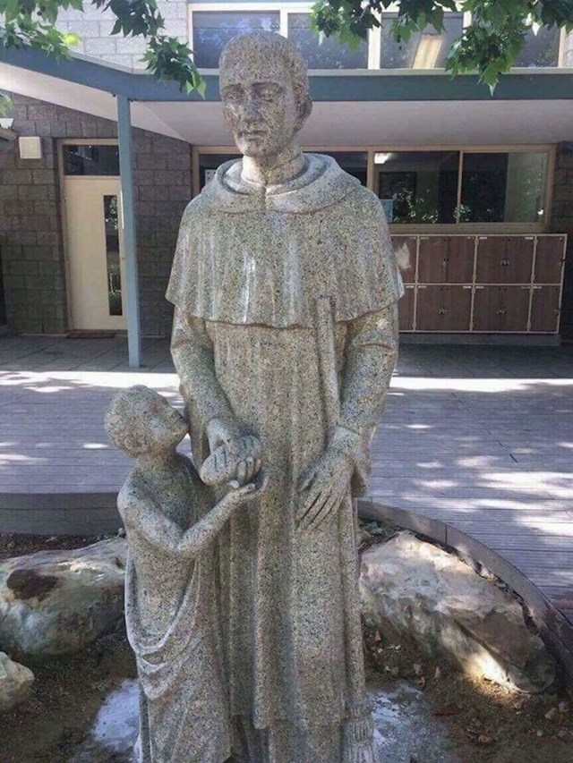 Kip postavljen ispred katoličke škole.