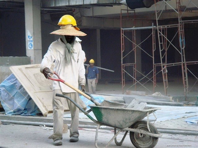 Ovaj građevinski radnik nije htio odustati od svog šešira pa je kacigu stavio na njega.