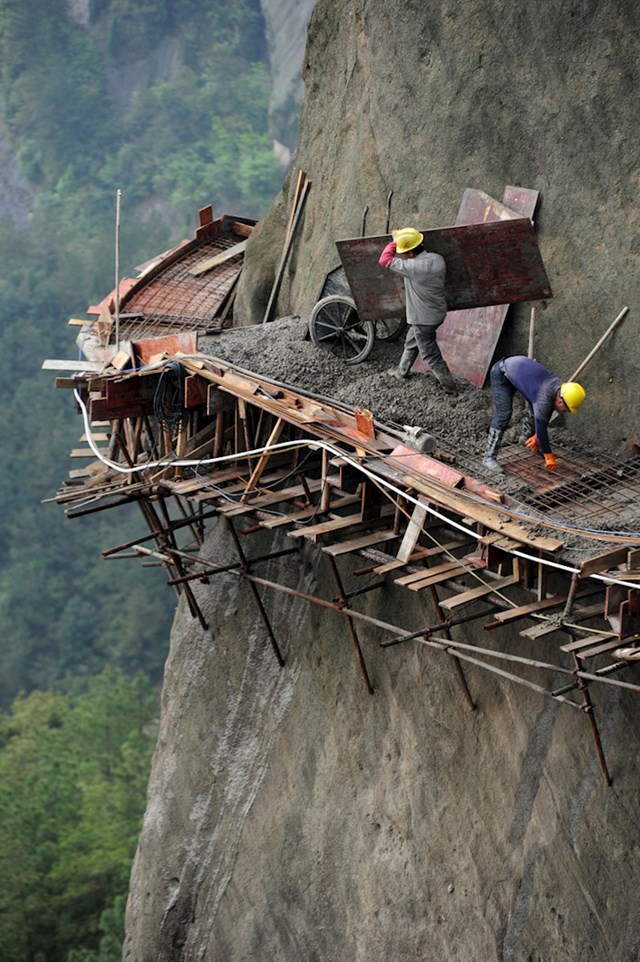 kineski radnici grade put na opasnom mjestu koje će kasnije postati turistička atrakcija...