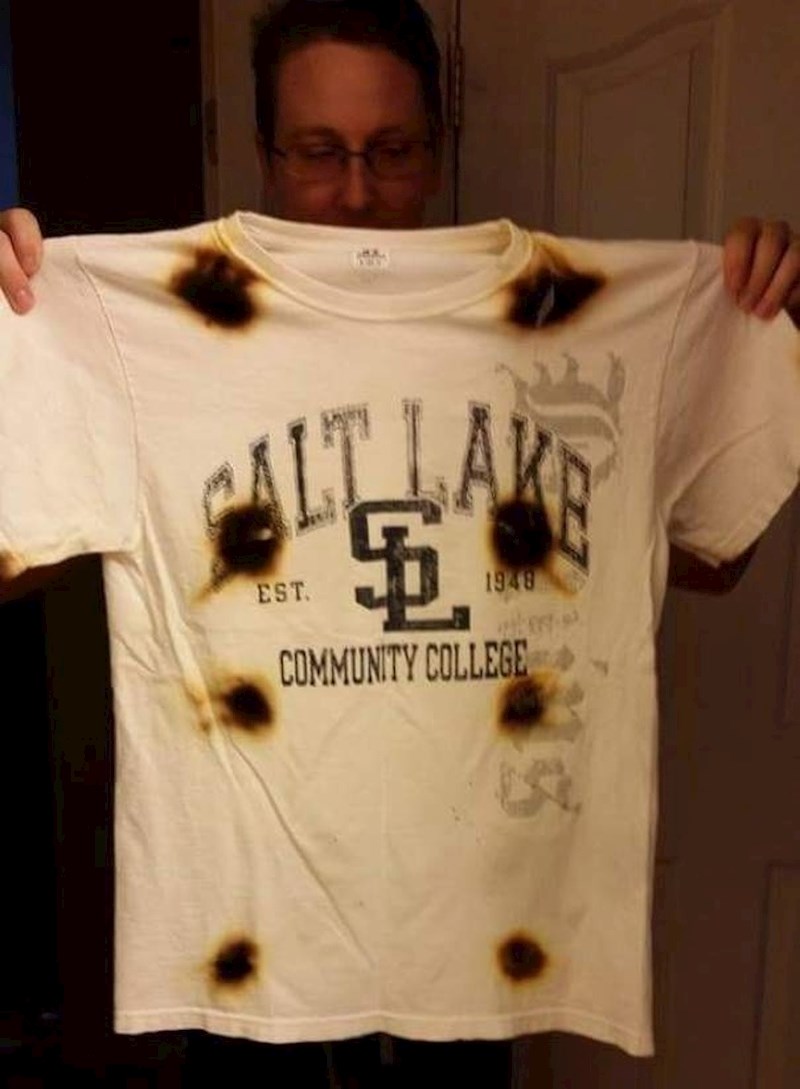 Mislio je da će uspjeti osušiti majicu u mikrovalnoj pećnici.