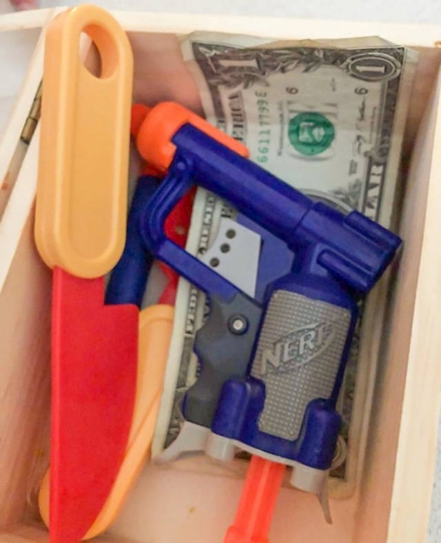 "Naše malo dijete je ispod kreveta skrivalo kutiju s plastičnim nožem, pištoljićem i novčanicom. Trebamo li se zabrinuti?"