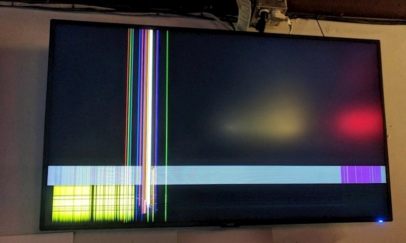 Tek su namontirali novi TV na zid, a onda su shvatili da će ga morati vratiti...