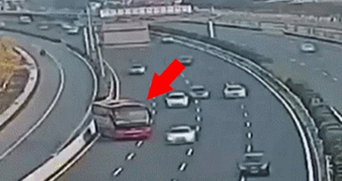 Vozač autobusa je propustio skretanje pa napravio nevjerojatnu glupost na autocesti