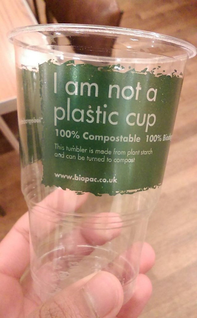 Ova čaša nije napravljena od plastike, nego od biljnog škroba.