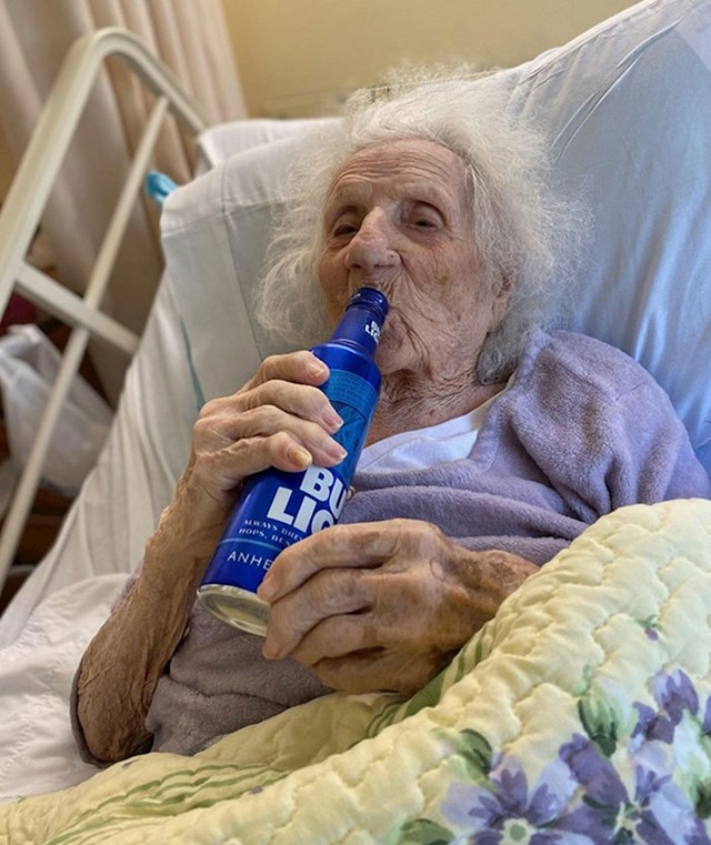 Ova 103-godišnja baka je pobijedila koronu i proslavila svoju pobjedu pivom.