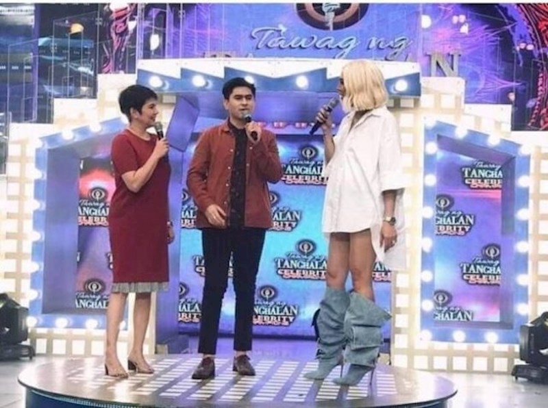 Izgledalo je kao da su joj pale hlače, no to su samo bile njene čudne čizme...