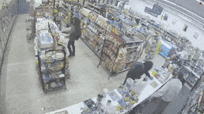 Nadzorna kamera snimila je nevjerojatan okršaj lopova koji su htjeli opljačkati istu samoposlugu