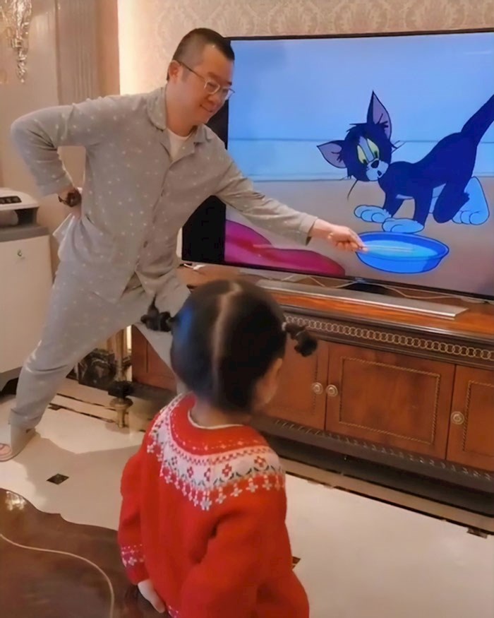 VIDEO Tata je oduševio svijet načinom na koji se igrao s kćerkicom dok je gledala Toma i Jerryja