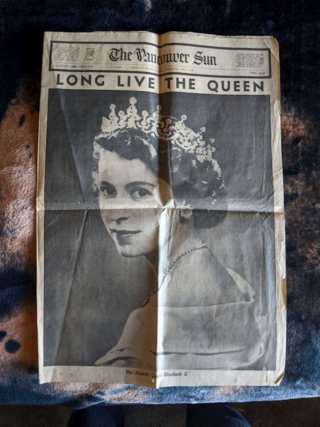 Negdje u kući su našli novine koje su objavile da je Elizabeta II. postala kraljica.