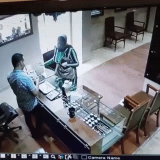 Žena došla opljačkati draguljarnicu pa doživjela totalnu katastrofu, evo što joj je pokvarilo plan